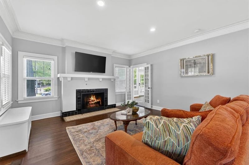 5850 Brookside Blvd, Kansas City, MO 64113