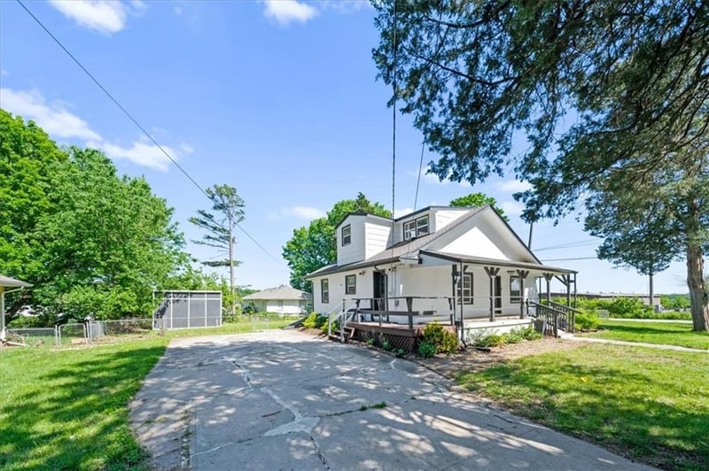 1502 135th St, Grandview, MO 64030