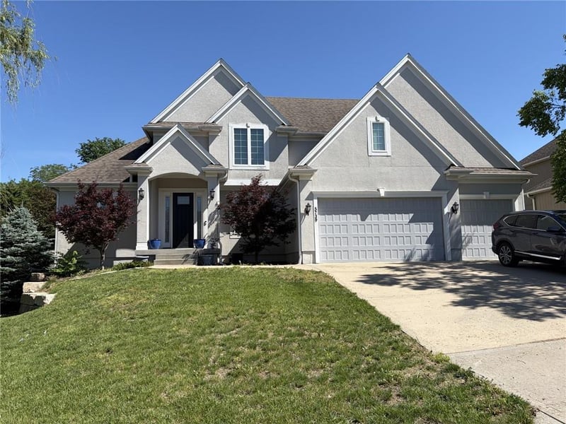 5739 Timber Hills Dr, Lee's Summit, MO 64064