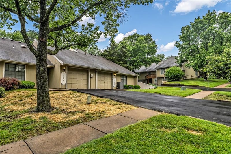724 E 122nd Ter, Kansas City, MO 64146