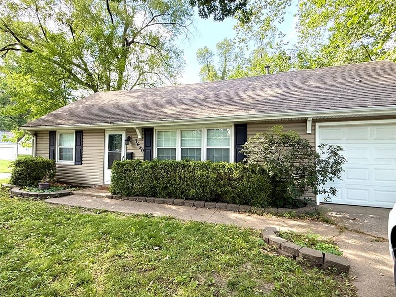 7680 Rainbow Dr, Prairie Village, KS 66208