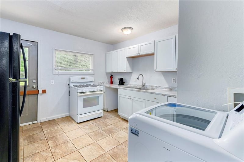 10719 Cambridge Ave, Kansas City, MO 64134