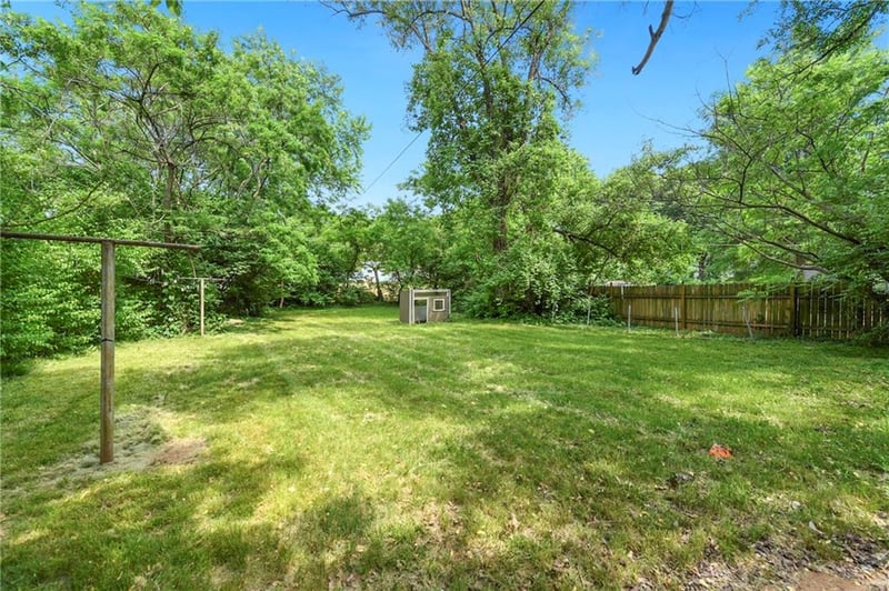10719 Cambridge Ave, Kansas City, MO 64134
