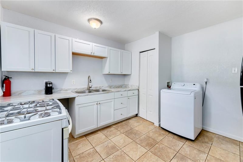 10719 Cambridge Ave, Kansas City, MO 64134