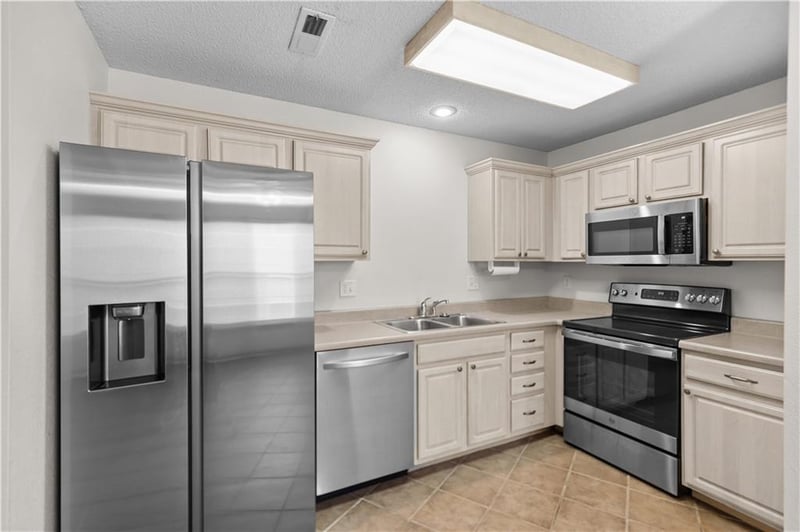 10660 46th Ter, Kansas City, MO 64133
