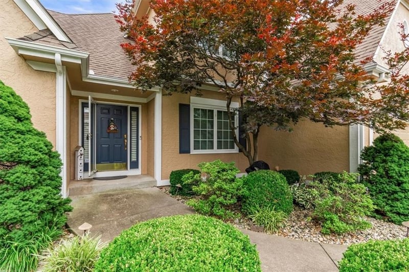 240 Winterpark Cir, Lee's Summit, MO 64081