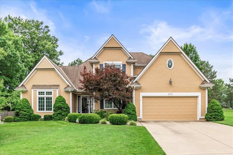 240 Winterpark Cir, Lee's Summit, MO 64081