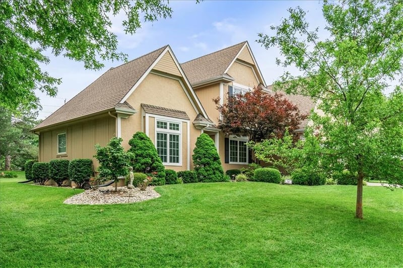 240 Winterpark Cir, Lee's Summit, MO 64081