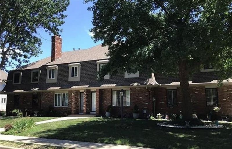 8311 Waukomis Dr, Kansas City, MO 64151