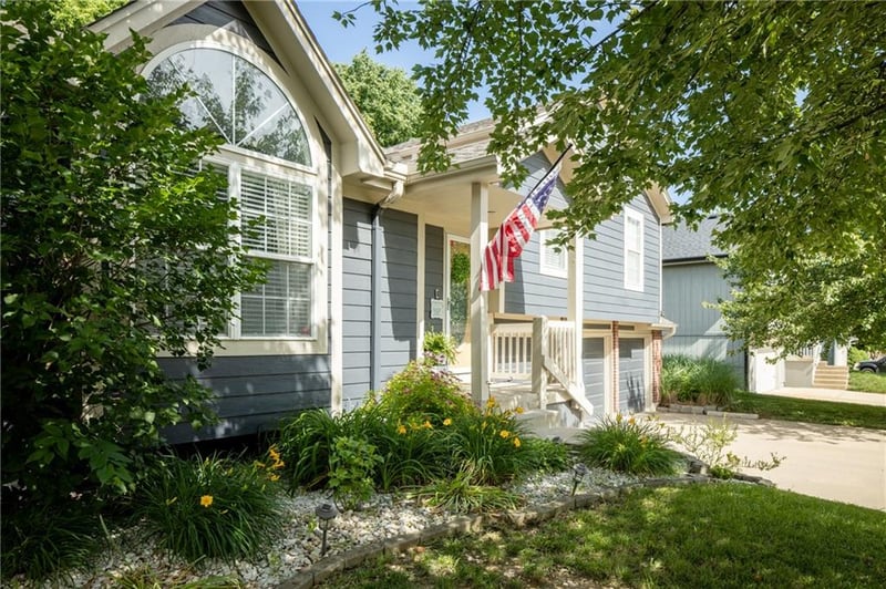 1127 Eastridge Dr, Blue Springs, MO 64014