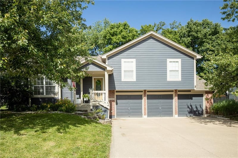 1127 Eastridge Dr, Blue Springs, MO 64014