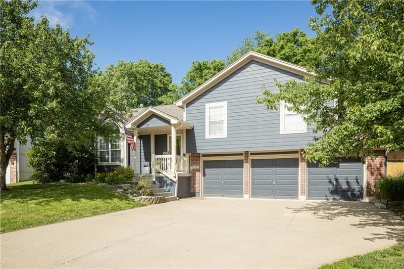 1127 Eastridge Dr, Blue Springs, MO 64014