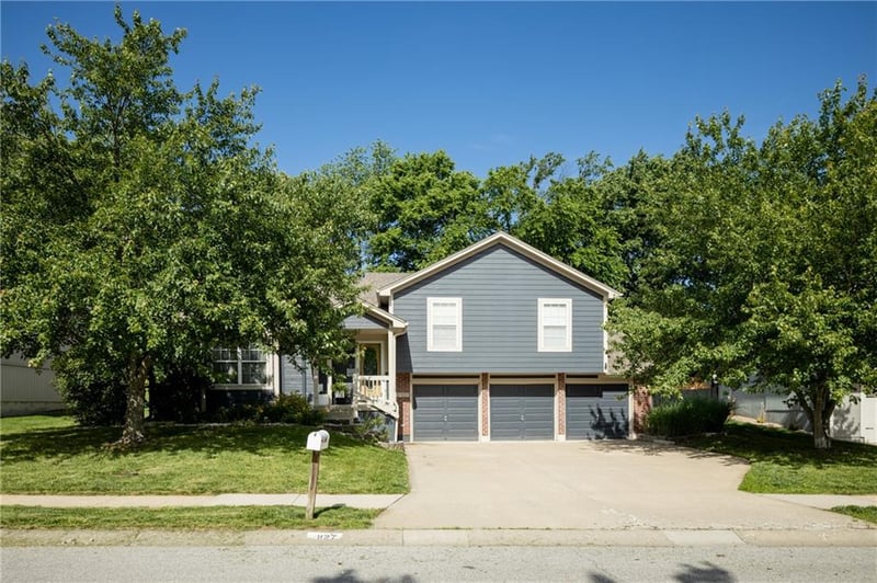 1127 Eastridge Dr, Blue Springs, MO 64014