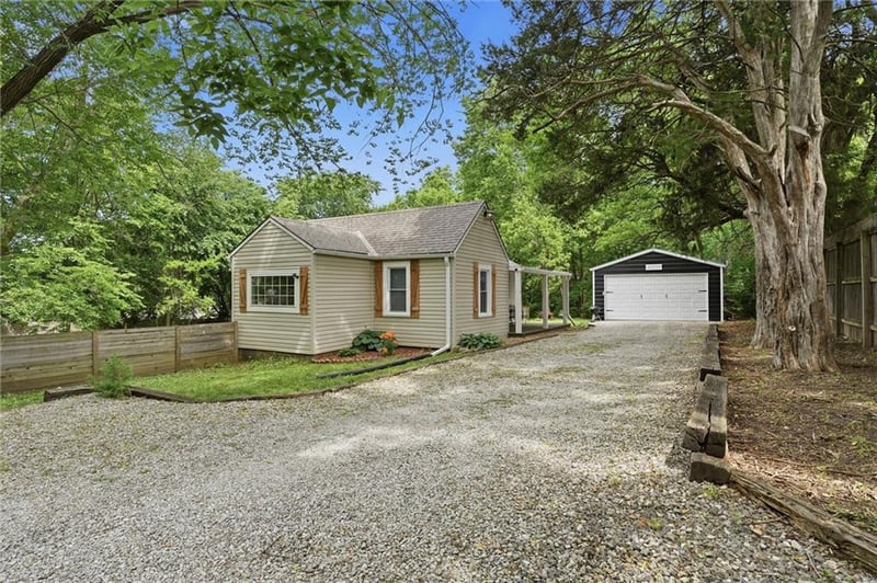 301 Moreland School Rd, Blue Springs, MO 64014