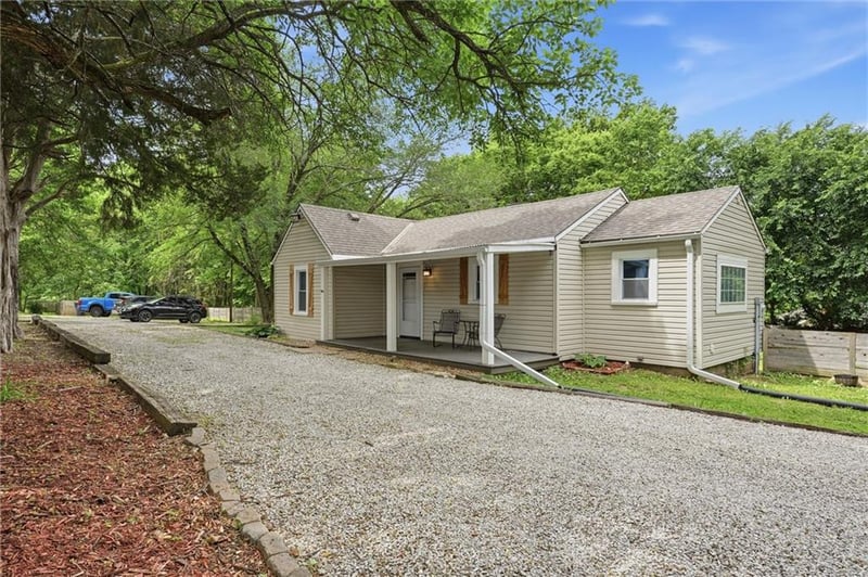 301 Moreland School Rd, Blue Springs, MO 64014