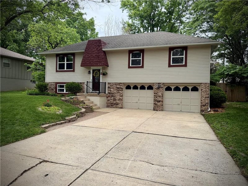 201 Sandstone Dr, Blue Springs, MO 64014