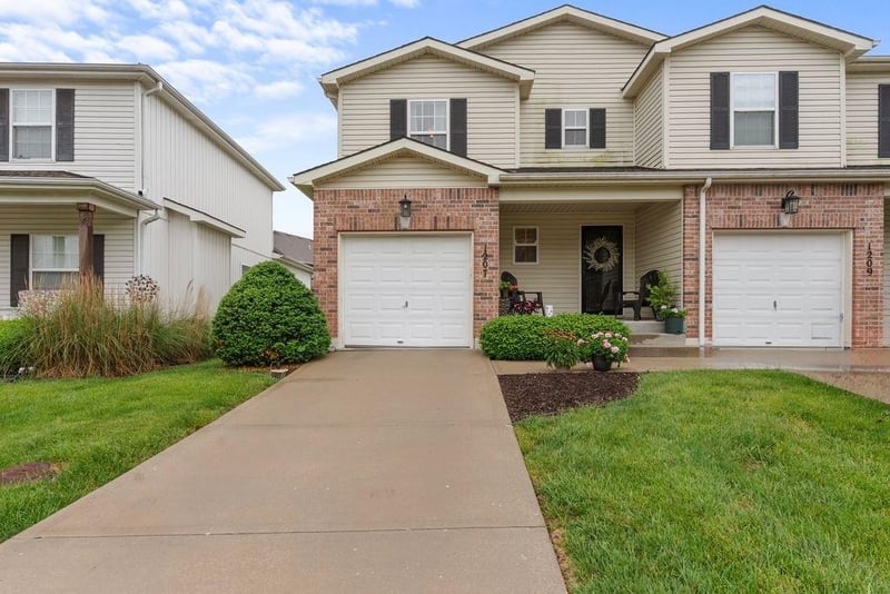 1207 Arborway Dr, Lee's Summit, MO 64082
