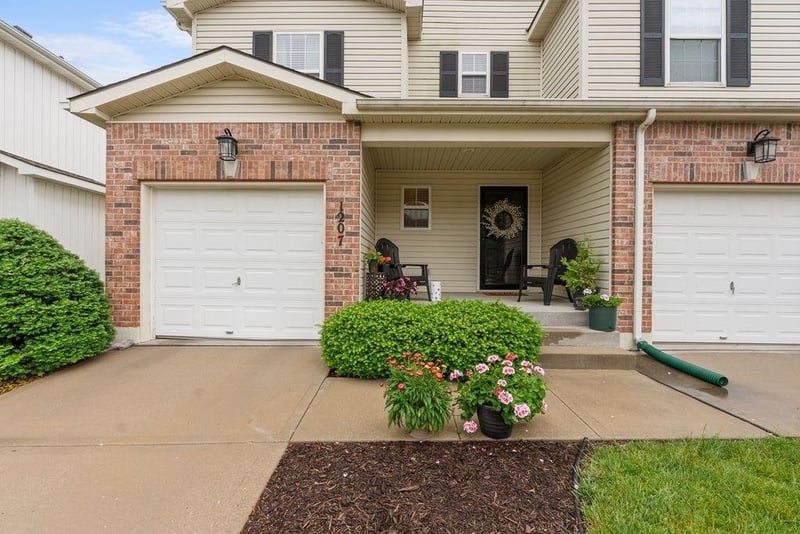 1207 Arborway Dr, Lee's Summit, MO 64082