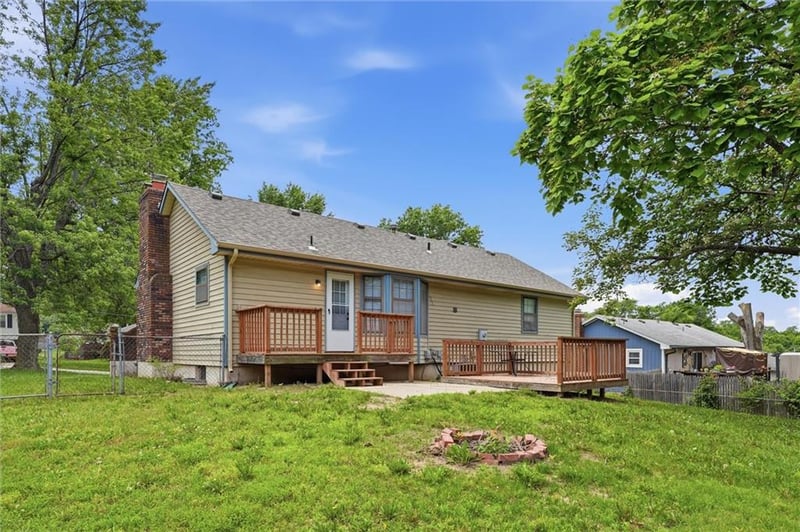 205 Moreland School Rd, Blue Springs, MO 64014