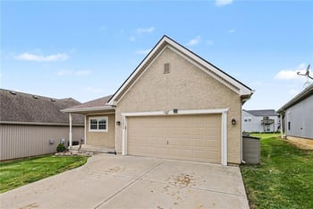 12216 N Pomona Ln, Kansas City, MO 64163