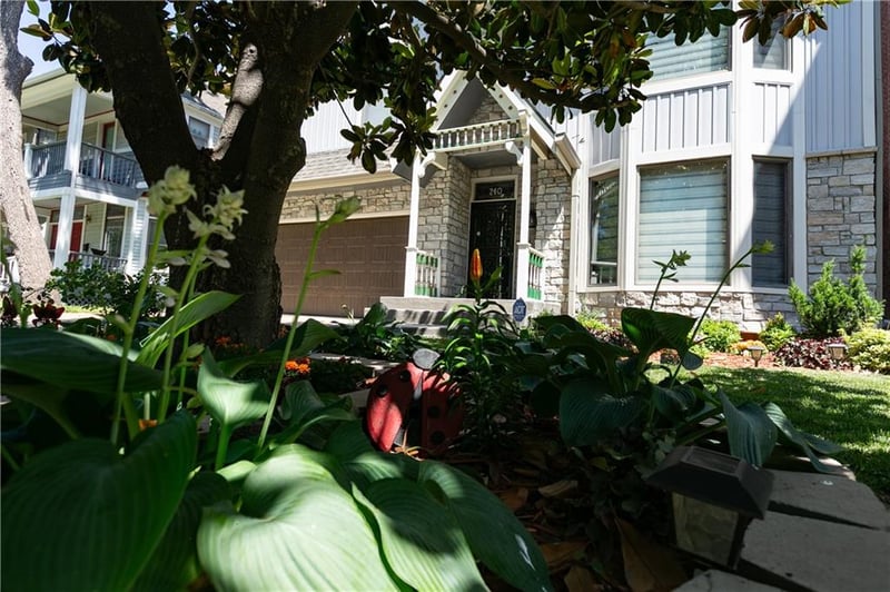 240 E 30th St, Kansas City, MO 64108