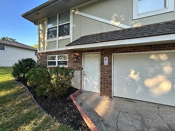 401 Melody Ln, Lee's Summit, MO 64086