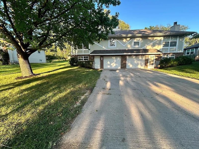 401 Melody Ln, Lee's Summit, MO 64086