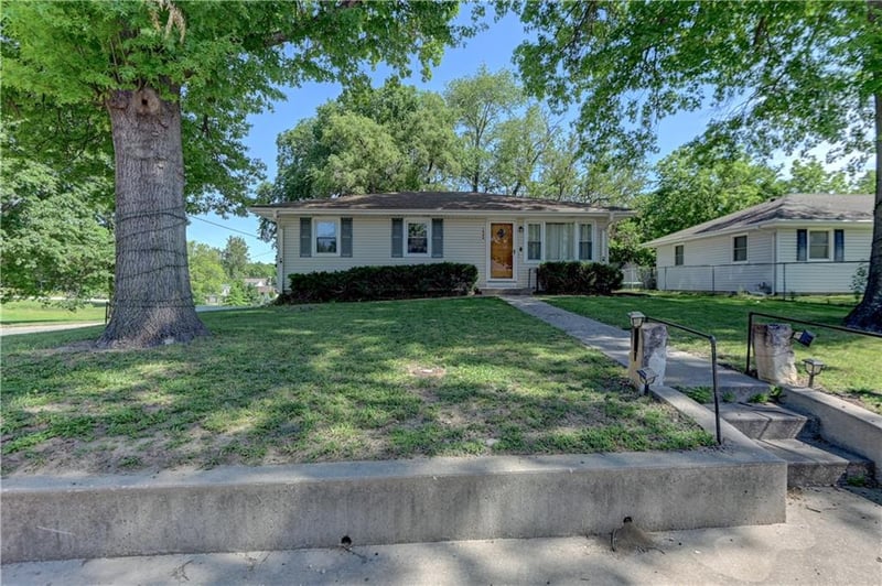 1946 Cherokee St, Leavenworth, KS 66048