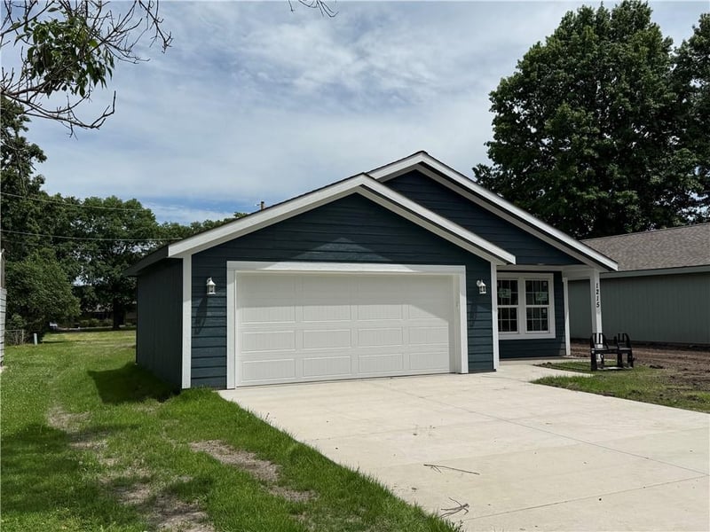 1215 Maple St, Ottawa, KS 66067