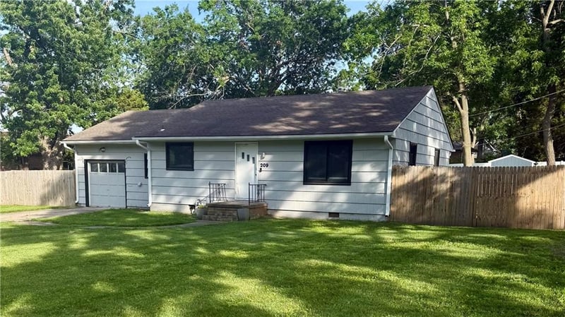 209 Maple St, Lee's Summit, MO 64063