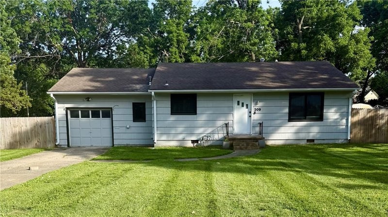 209 Maple St, Lee's Summit, MO 64063