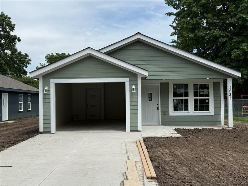 1221 Maple St, Ottawa, KS 66067