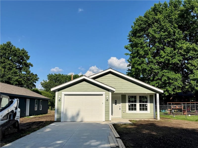 1221 Maple St, Ottawa, KS 66067