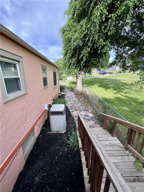 1816 40th St, St Joseph, MO 64507
