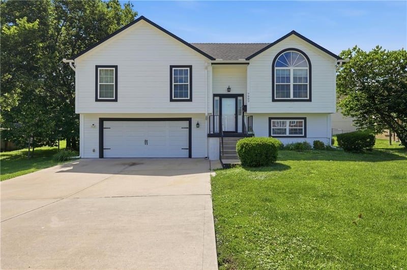 7902 Spring Valley Rd, Raytown, MO 64138
