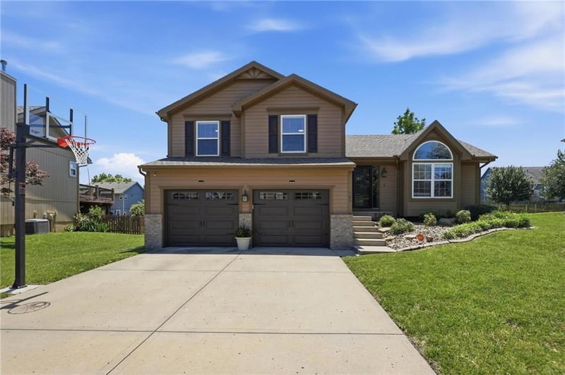 8001 107th St, Kansas City, MO 64157