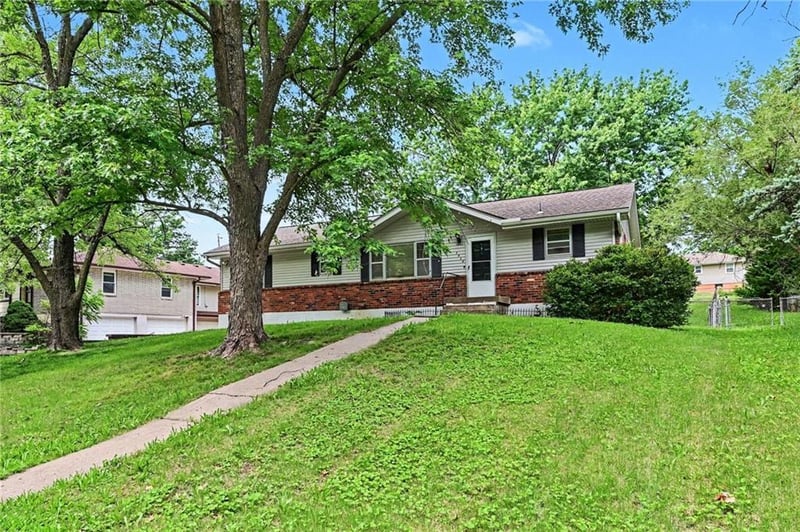 7420 Main St, Kansas City, MO 64118