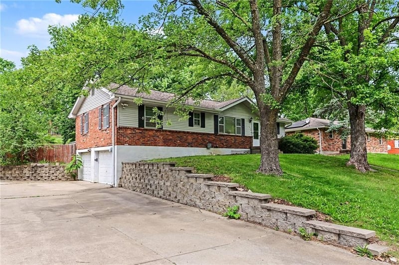 7420 Main St, Kansas City, MO 64118