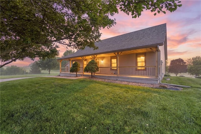 15220 Terra Pulchra Dr, Smithville, MO 64089