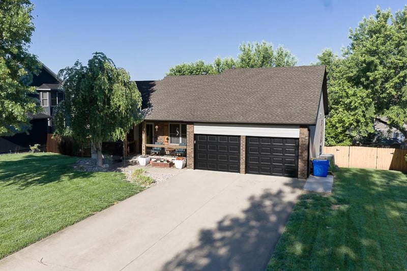 190 Rawlings Dr, Tonganoxie, KS 66086
