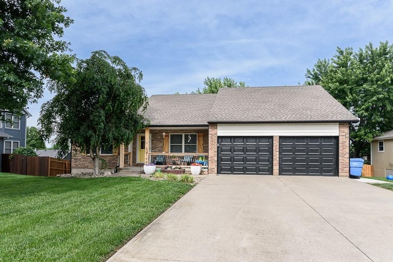 190 Rawlings Dr, Tonganoxie, KS 66086
