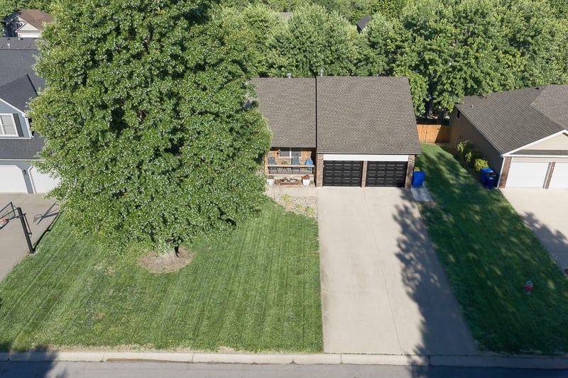 190 Rawlings Dr, Tonganoxie, KS 66086