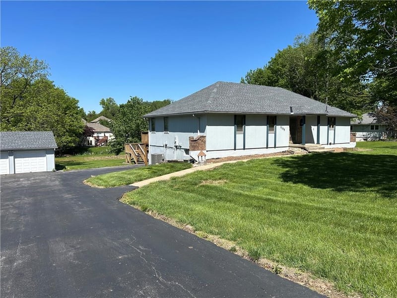 2105 Porter Rd, Blue Springs, MO 64014