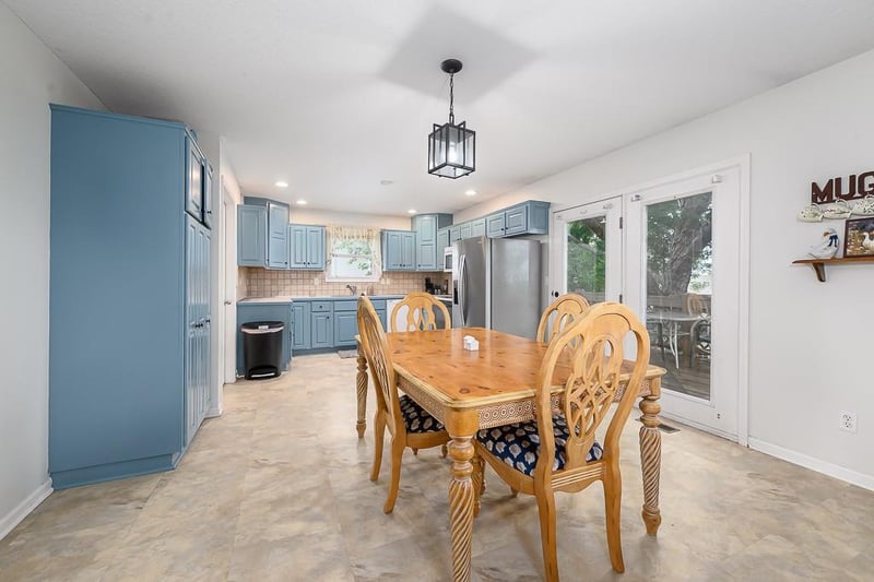 180 Rawlings Dr, Tonganoxie, KS 66086