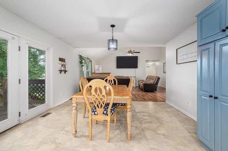 180 Rawlings Dr, Tonganoxie, KS 66086