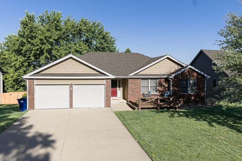180 Rawlings Dr, Tonganoxie, KS 66086