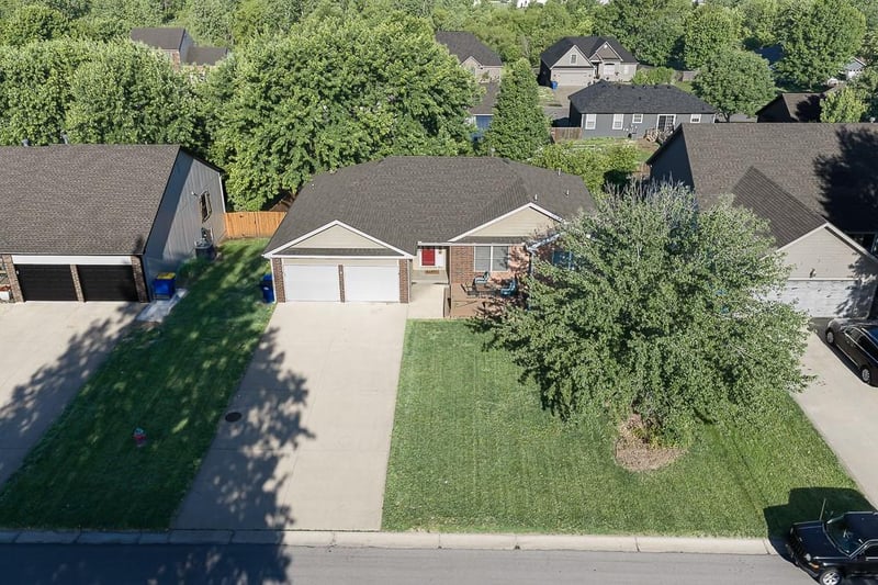 180 Rawlings Dr, Tonganoxie, KS 66086