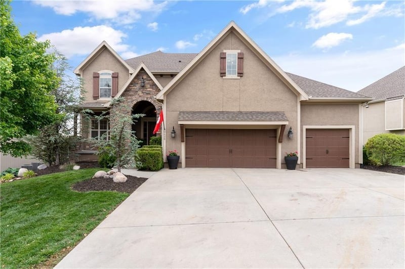9428 157th Pl, Overland Park, KS 66221
