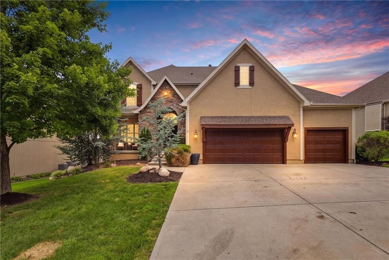 9428 157th Pl, Overland Park, KS 66221