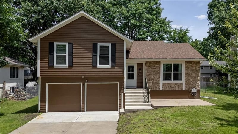 15109 Seminole Dr, Olathe, KS 66062